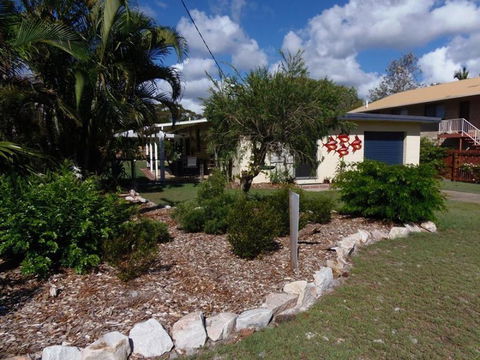 The Red Piranha - Rainbow Beach, Close To Everything, Air Con And Pet Friendly - Accommodation Georgetown 0