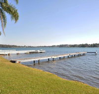 The Studio on the Lake  Fishing Point Lake Macquarie - honestly put the line in and catch fish - Accommodation Georgetown