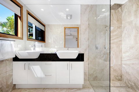 THE VIEW, TUGUN - 4 Bedrooms - Sea Views - Private Heated Pool - Accommodation Georgetown 2