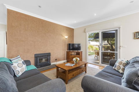 Tranquility In Cowes - Pets, Fireplace, WiFi, Linen, 350m Beach, 4 Bdrms - Accommodation Georgetown 1