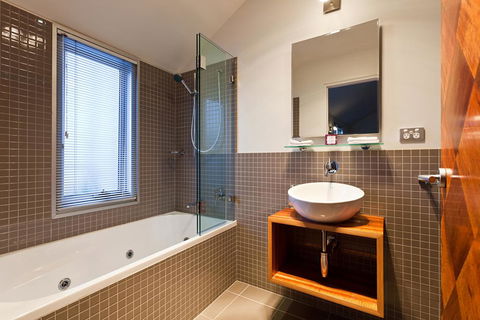 TWOFOURTWO Boutique Apartments - Accommodation Georgetown 2