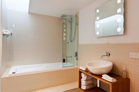 TWOFOURTWO Boutique Apartments - Accommodation Georgetown 1