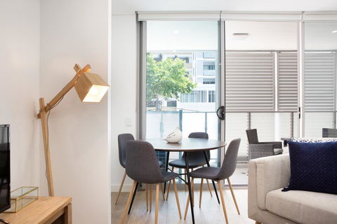 Ultra Modern Studio Suite With Balcony Near Shops - Accommodation Georgetown 2