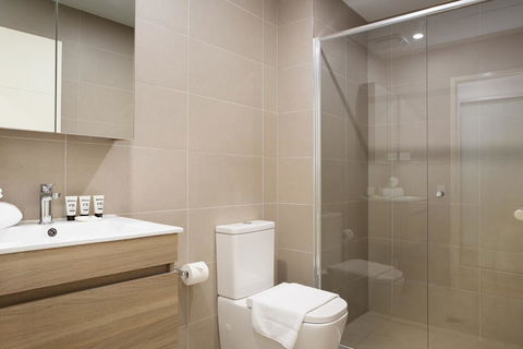 Ultra Modern Studio Suite With Balcony Near Shops - Accommodation Georgetown 1