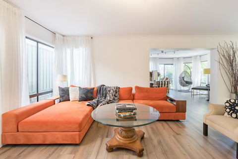 ULTRA SPACIOUS STYLISH HOME IN PRESTONS - SYDNEY - Accommodation Georgetown 0