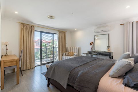 ULTRA SPACIOUS STYLISH HOME IN PRESTONS - SYDNEY - Accommodation Georgetown 2