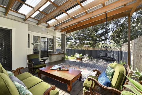 UMINA BEACH KOKOMO- Walk To The Beach, FAMILY And PET FRIENDLY Set Of 3 Vintage Original Holiday Flats & Vintage Caravan And Bat - Accommodation Georgetown 2