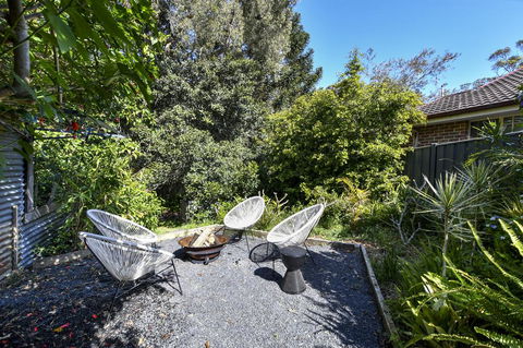 UMINA BEACH KOKOMO- Walk To The Beach, FAMILY And PET FRIENDLY Set Of 3 Vintage Original Holiday Flats & Vintage Caravan And Bat - Accommodation Georgetown 3