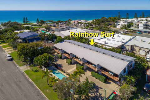 Unit 1 Rainbow Surf - Modern, Two Storey Townhouse With Large Shared Pool, Close To Beach And Shop - Accommodation Georgetown 2