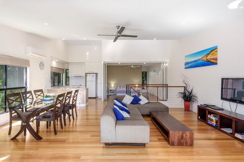 Unit 1 Rainbow Surf - Modern, Two Storey Townhouse With Large Shared Pool, Close To Beach And Shop - Accommodation Georgetown 0
