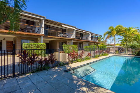 Unit 1 Rainbow Surf - Modern, Two Storey Townhouse With Large Shared Pool, Close To Beach And Shop - Accommodation Georgetown 1