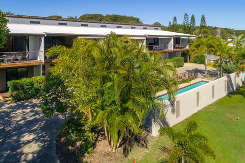 Unit 1 Rainbow Surf - Modern, Two Storey Townhouse With Large Shared Pool, Close To Beach And Shop - Accommodation Georgetown 3