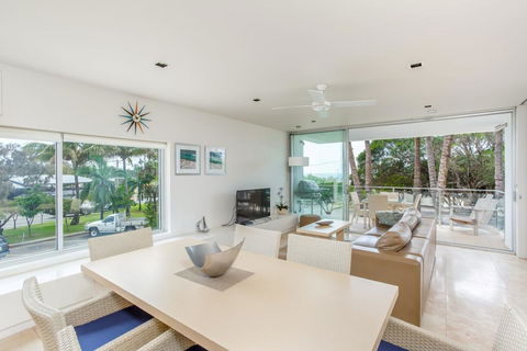 Unit 105 Plantation - Rainbow Beach, Plantation Resort, Second Floor, Aircon, Pool, Spa - Accommodation Georgetown 2