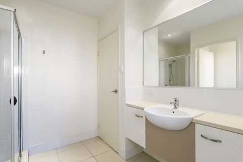 Unit 2 Rainbow Surf - Modern, Double Storey Townhouse With Large Shared Pool, Close To Beach And Shops - Accommodation Georgetown 3
