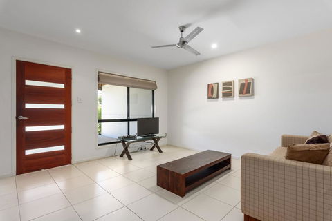 Unit 2 Rainbow Surf - Modern, Double Storey Townhouse With Large Shared Pool, Close To Beach And Shops - Accommodation Georgetown 2