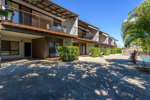 Unit 3 Rainbow Surf - Modern, Double Storey Townhouse With Large Shared Pool, Close To Beach And Shop - Accommodation Georgetown 3