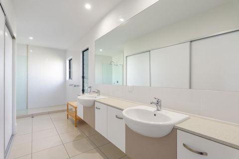 Unit 3 Rainbow Surf - Modern, Double Storey Townhouse With Large Shared Pool, Close To Beach And Shop - Accommodation Georgetown 1