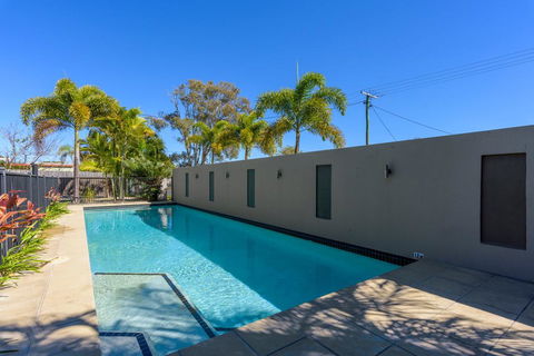 Unit 4 Rainbow Surf - Modern, Double Storey Townhouse With Large Shared Pool, Close To Beach And Shop - Accommodation Georgetown 2