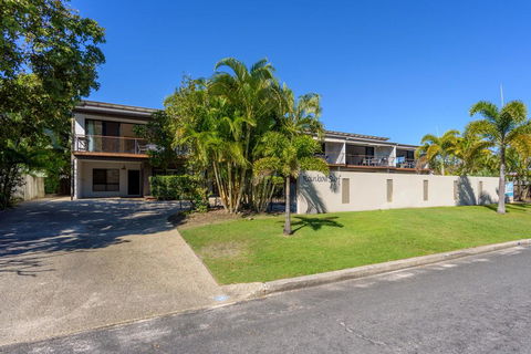 Unit 4 Rainbow Surf - Modern, Double Storey Townhouse With Large Shared Pool, Close To Beach And Shop - Accommodation Georgetown 1