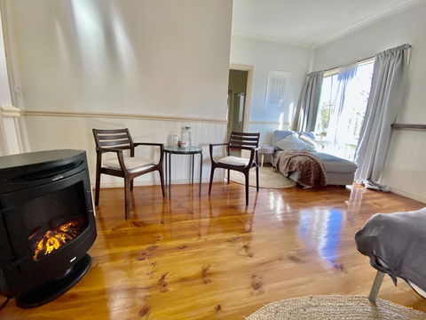 Valley Abode Large Studio Suite -private Ensuite - Accommodation Georgetown 3