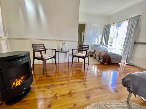 Valley Abode Large Studio Suite -private Ensuite - Accommodation Georgetown 1