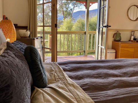 Valley Abode Large Studio Suite -private Ensuite - Accommodation Georgetown 0