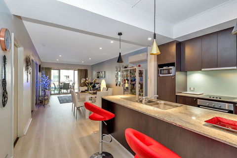 Venetian Canal Apartment-Close To Beaches And Marina - Accommodation Georgetown 0