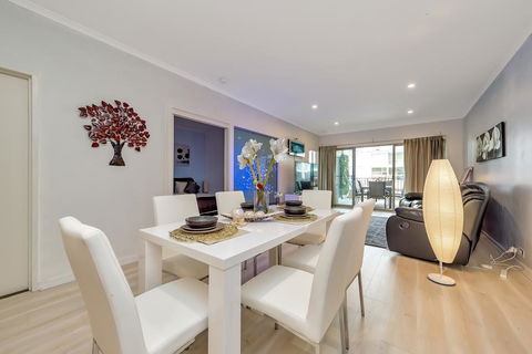 Venetian Canal Apartment-Close To Beaches And Marina - Accommodation Georgetown 1