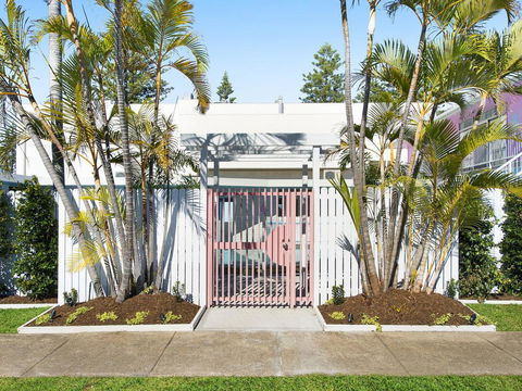 Ventura Beach Motel 2 Bedroom Poolside - Accommodation Georgetown 3