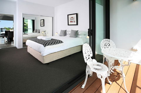 Views From Red Hill - Modern And Spacious Split-Level Executive 3BR Red Hill Apartment Close To CBD - Accommodation Georgetown 3