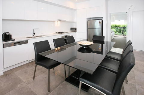 Views From Red Hill - Modern And Spacious Split-Level Executive 3BR Red Hill Apartment Close To CBD - Accommodation Georgetown 1