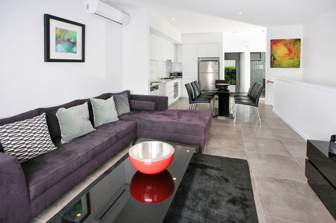 Views From Red Hill - Modern And Spacious Split-Level Executive 3BR Red Hill Apartment Close To CBD - Accommodation Georgetown 0
