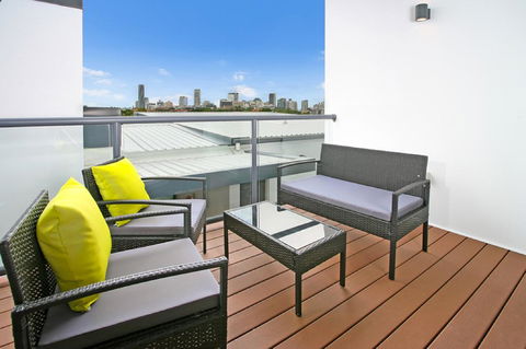 Views From Red Hill - Modern And Spacious Split-Level Executive 3BR Red Hill Apartment Close To CBD - Accommodation Georgetown 2