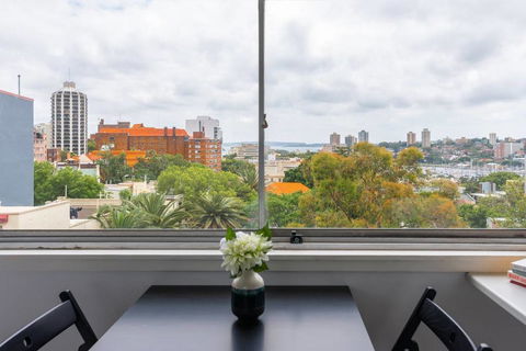 Views To Die For// Studio Rushcutters Bay // Free Parking - Accommodation Georgetown 2