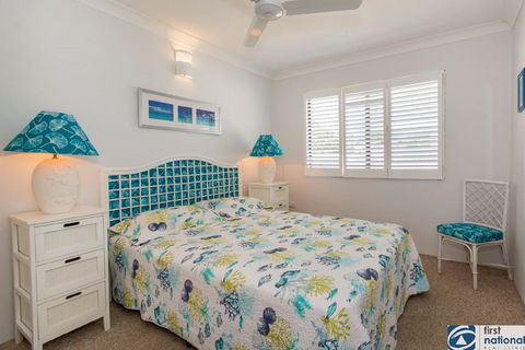 VIEWS VIEWS VIEWS! Front Top Floor Waterfront Unit - Chnook Apartments South Esp, Bongaree - Accommodation Georgetown 2