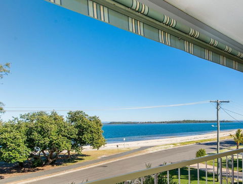 VIEWS VIEWS VIEWS! Front Top Floor Waterfront Unit - Chnook Apartments South Esp, Bongaree - Accommodation Georgetown 0