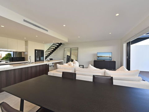 Villa Capri Waterside At Trinity Point - Accommodation Georgetown 3