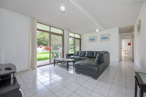 Villa Ellisa, Unit 1/10 Columbia Close - Accommodation Georgetown 2