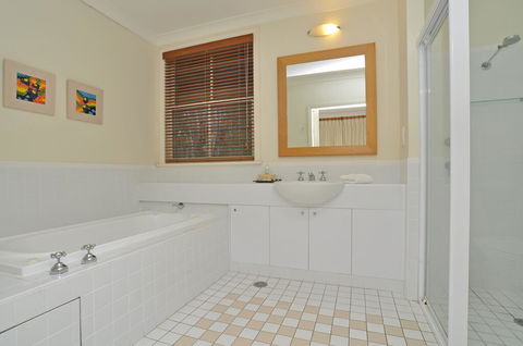 Villa Spa Executive 1br Burgundy Resort Condo Located Within Cypress Lakes Resort (nothing Is More Central) - Accommodation Georgetown 3