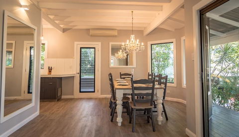 Vintage Inspired Three Bedroom Home- Heated Pool! - Accommodation Georgetown 2