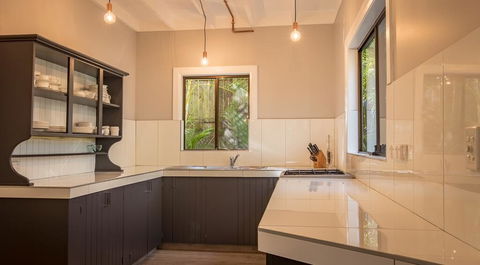 Vintage Inspired Three Bedroom Home- Heated Pool! - Accommodation Georgetown 3