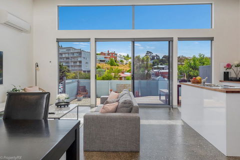 Walk To Salamanca, Queens Cottage LUX 3bdm Queens Cottage - Accommodation Georgetown 2