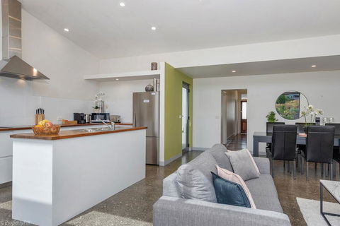 Walk To Salamanca, Queens Cottage LUX 3bdm Queens Cottage - Accommodation Georgetown 1