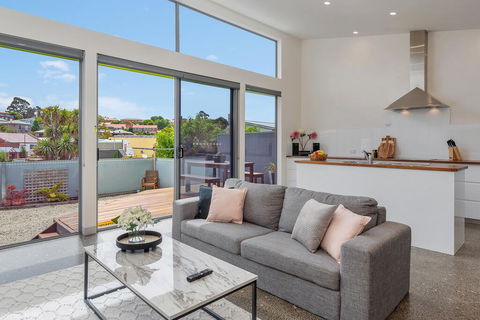 Walk To Salamanca, Queens Cottage LUX 3bdm Queens Cottage - Accommodation Georgetown 0