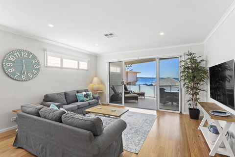 Wanda Waterfront Retreat - Beautiful Beach House - Accommodation Georgetown 2