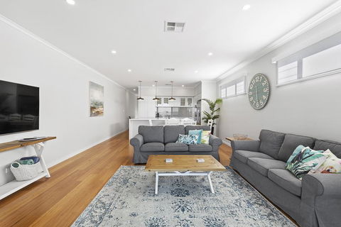 Wanda Waterfront Retreat - Beautiful Beach House - Accommodation Georgetown 3