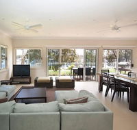 Wangi Lakehouse - renovated Lake Macquarie lakefront Location - Accommodation Georgetown