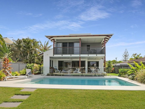 WATERFRONT HOME BORDERING MOOLOOLABA - Accommodation Georgetown 0