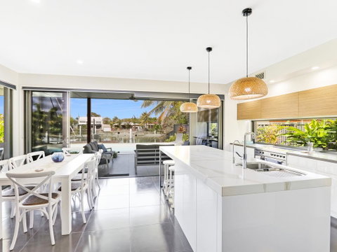 WATERFRONT HOME BORDERING MOOLOOLABA - Accommodation Georgetown 3