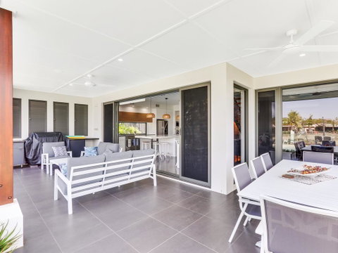 WATERFRONT HOME BORDERING MOOLOOLABA - Accommodation Georgetown 2